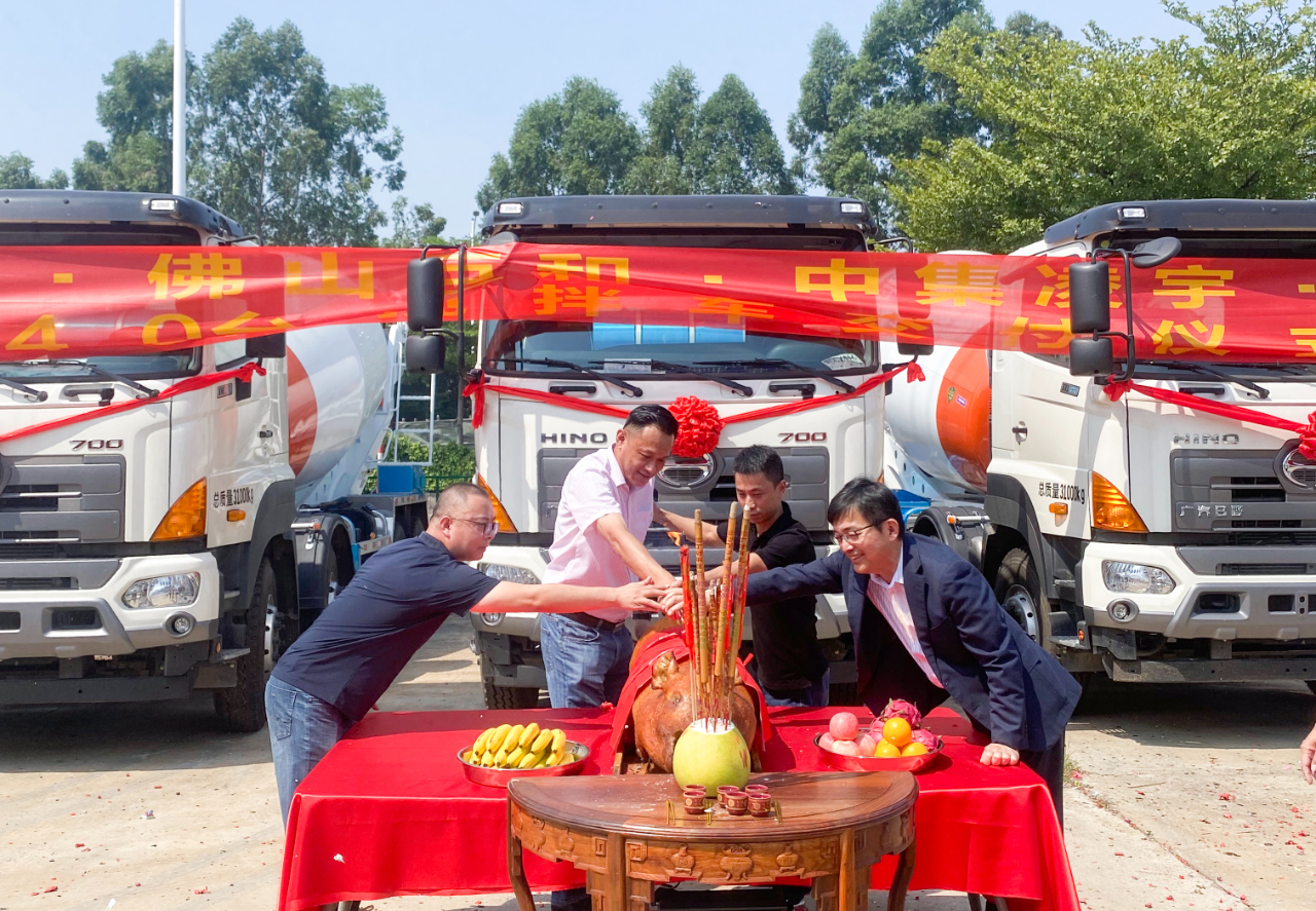 喜氣洋洋共相聚，40臺凌宇攪拌車交付大客戶！