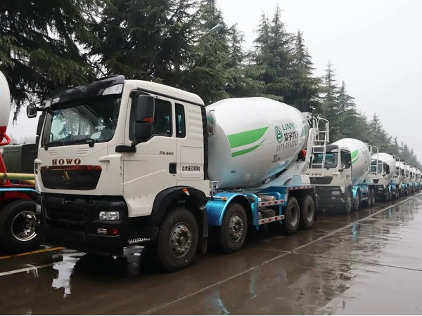 春雨濛濛，氣勢如虹！凌宇攪拌車震撼發(fā)車！